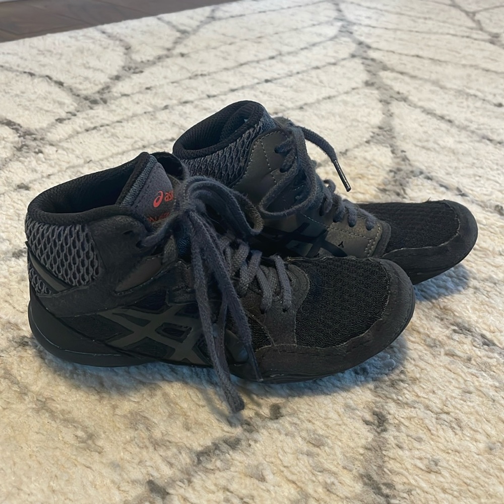 ASICS boy wrestling shoe- size 1.5